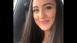 هذه المرأة الشابة ذات الحمار المنتفخ تبتسم بلطف شديد