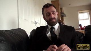 هذه السمراء ذات المؤخرة الكبيرة منحرفة للغاية وتريد مص قضيب